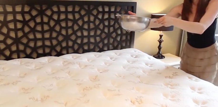 clean a mattress with baking soda