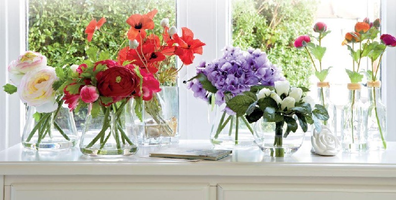 How To Decorate The Window Sills With Flower In The Apartment?