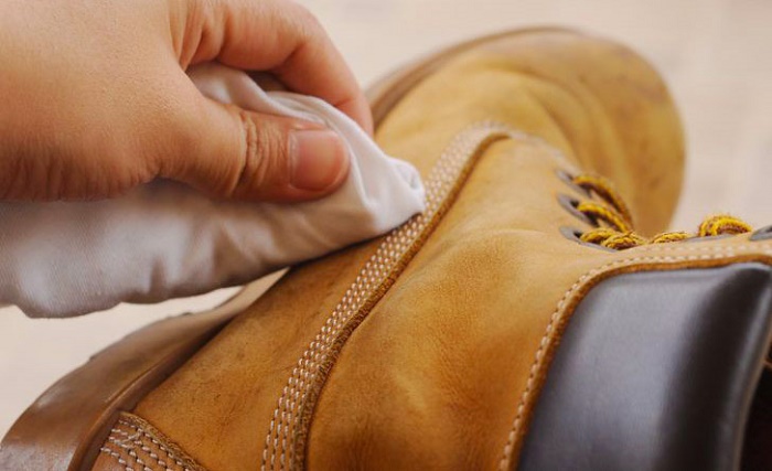 How to clean the leather jackets, armchairs and shoes